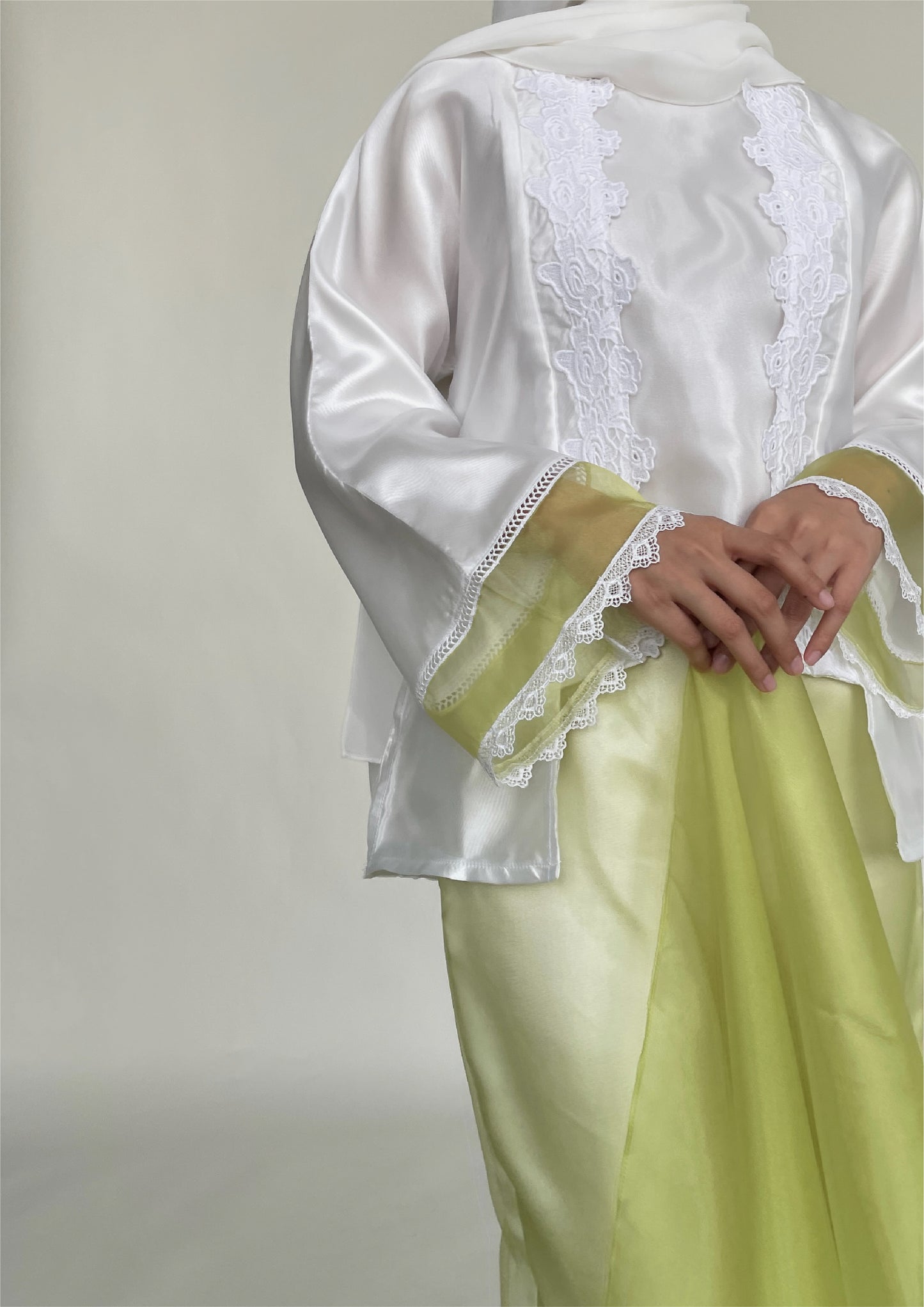 Kebaya Zaitun Set with Organdy Shawl